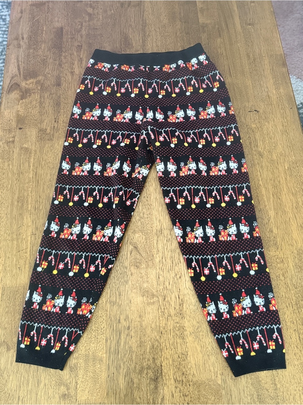 Hello Kitty x Unique Vintage Holiday Knit Leggings XL- Black & Red Festive Print